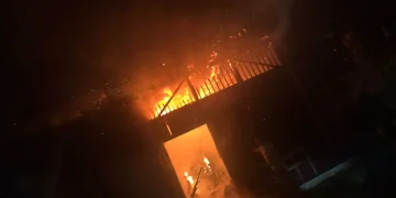 FOTO Intervenție de noapte. Incendiu la o magazie de lemne din Câmpeni, Alba
