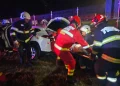 FOTO Tânără de aproximativ 20 de ani, scoasă din mașină de pompierii sătmăreni după un accident între Medieș și Băbășești