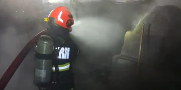 3 ore de luptă cu flăcările pentru pompierii din Târnăveni