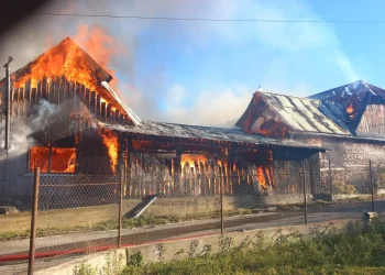 FOTO Incendiu puternic în Sângeorz-Băi. Focul amenință și o casă din apropiere
