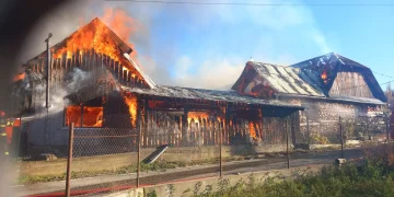 FOTO Incendiu puternic în Sângeorz-Băi. Focul amenință și o casă din apropiere