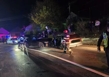 FOTO Accident la Șeica Mare. 2 persoane au ajuns la spital, una a fost scoasă din mașină de pompieri