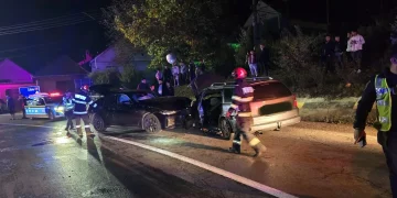 FOTO Accident la Șeica Mare. 2 persoane au ajuns la spital, una a fost scoasă din mașină de pompieri