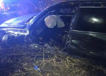 FOTO Accident la ieșirea din Beclean spre Bistrița. O persoană a rămas blocată în mașină