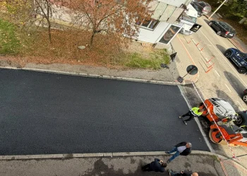FOTO Stadiul lucrărilor din zona străzii Ecaterina Teodoroiu din municipiul Dej. Stratul de asfalt este turnat