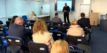 FOTO Proprietarii și hotelierii din Satu Mare, informați despre obligațiile privind cazarea cetățenilor străini