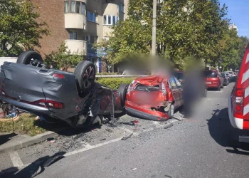 Accident grav pe Calea Dorobanților din Cluj-Napoca. Mașină răsturnată și o femeie transportată la spital