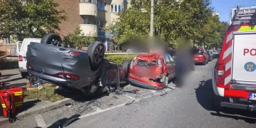 Accident grav pe Calea Dorobanților din Cluj-Napoca. Mașină răsturnată și o femeie transportată la spital