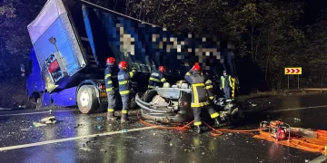 Accident rutier în Saschiz, pe E60. Autocamion și autoturism implicate, trafic blocat