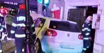 Accident la Zărnești provocat de un șofer începător. Pagube uriașe și un pasager spitalizat