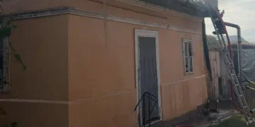 Incendiu în localitatea Cuci. Anexă gospodărească și garaj mistuite de flăcări
