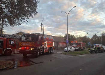 Incendiu devastator în Târgu Mureș. Două case cuprinse de flăcări violente pe o suprafață de 400 mp